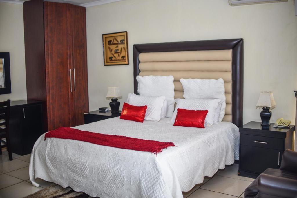 Tshedza Guest Lodge หลุยส์ทริคาร์ดท์ ภายนอก รูปภาพ