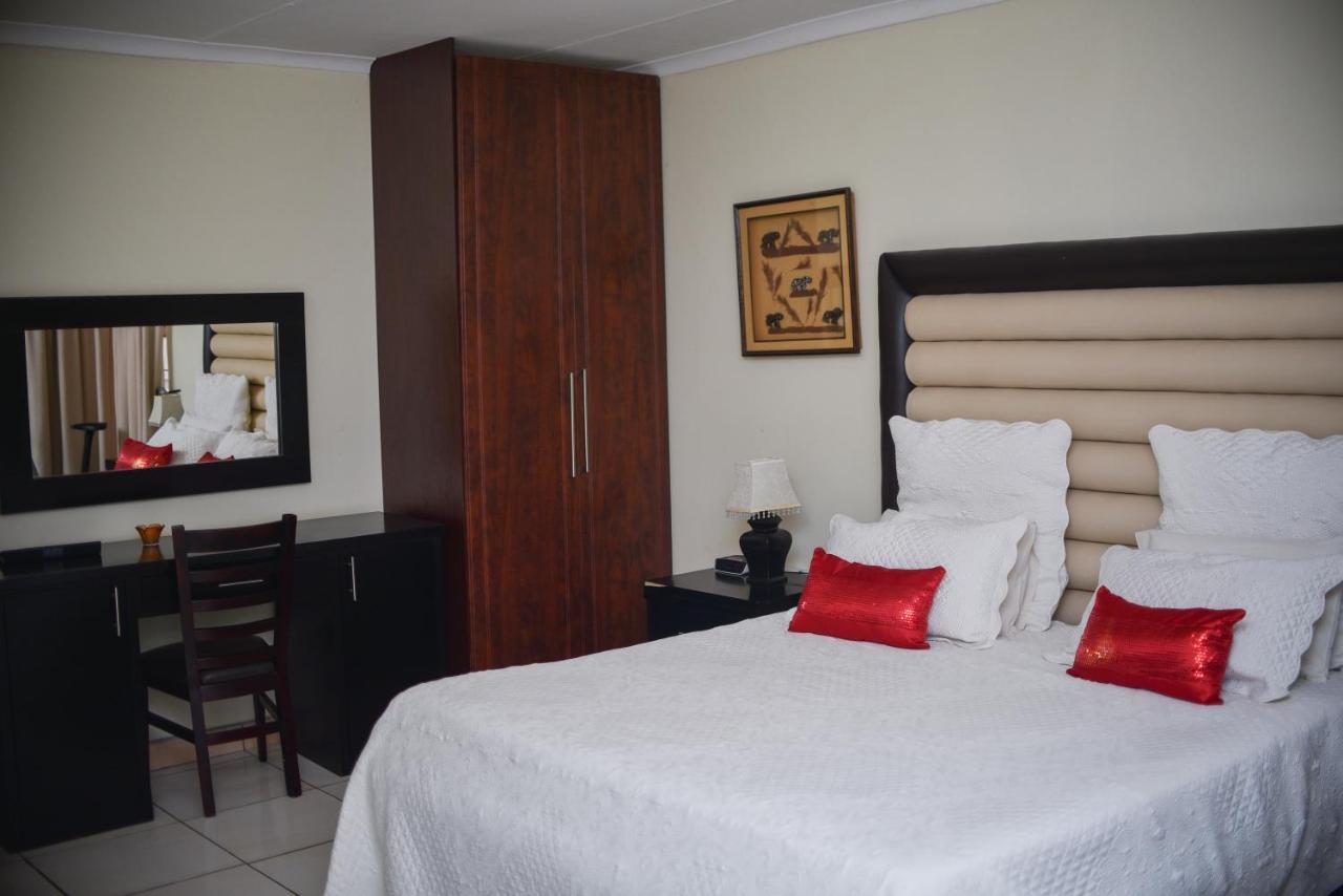 Tshedza Guest Lodge หลุยส์ทริคาร์ดท์ ภายนอก รูปภาพ